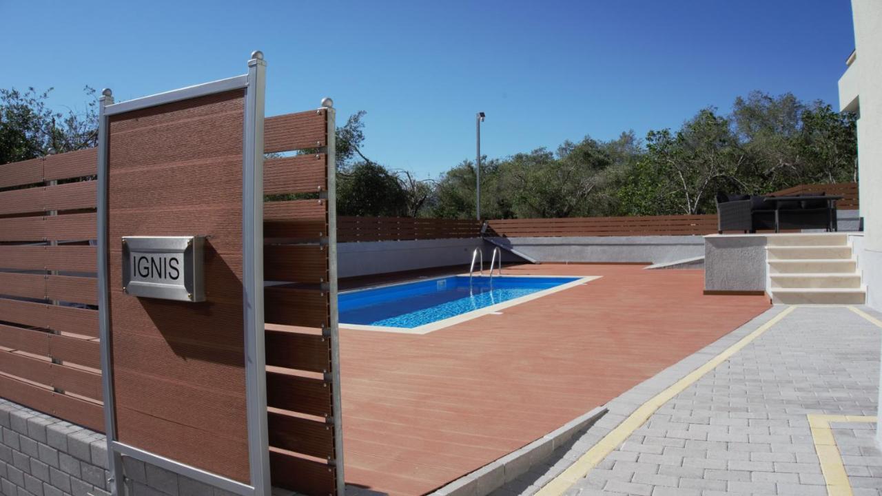 Bratou Villa *
